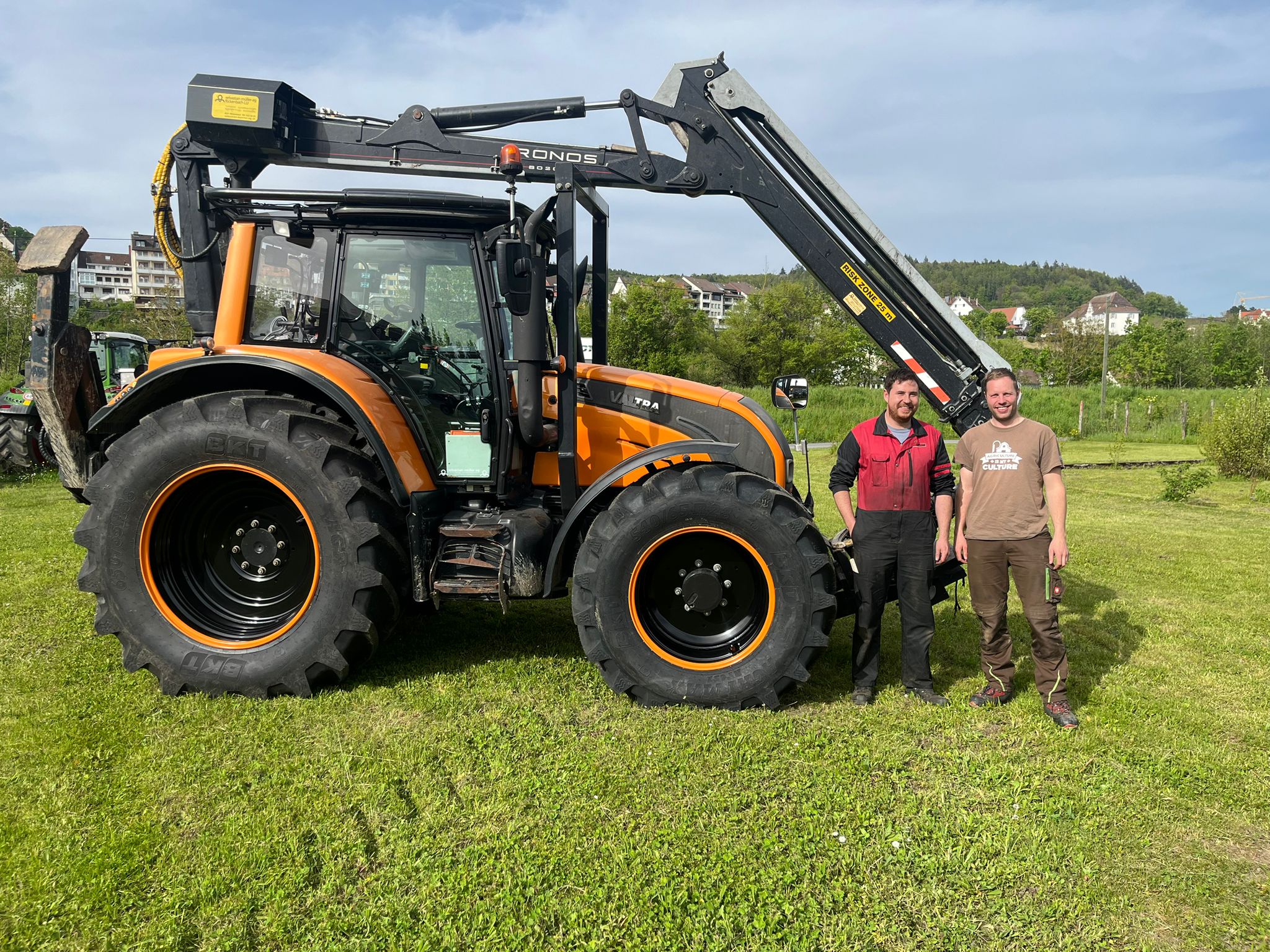Valtra N142 mit Kronos Kran
